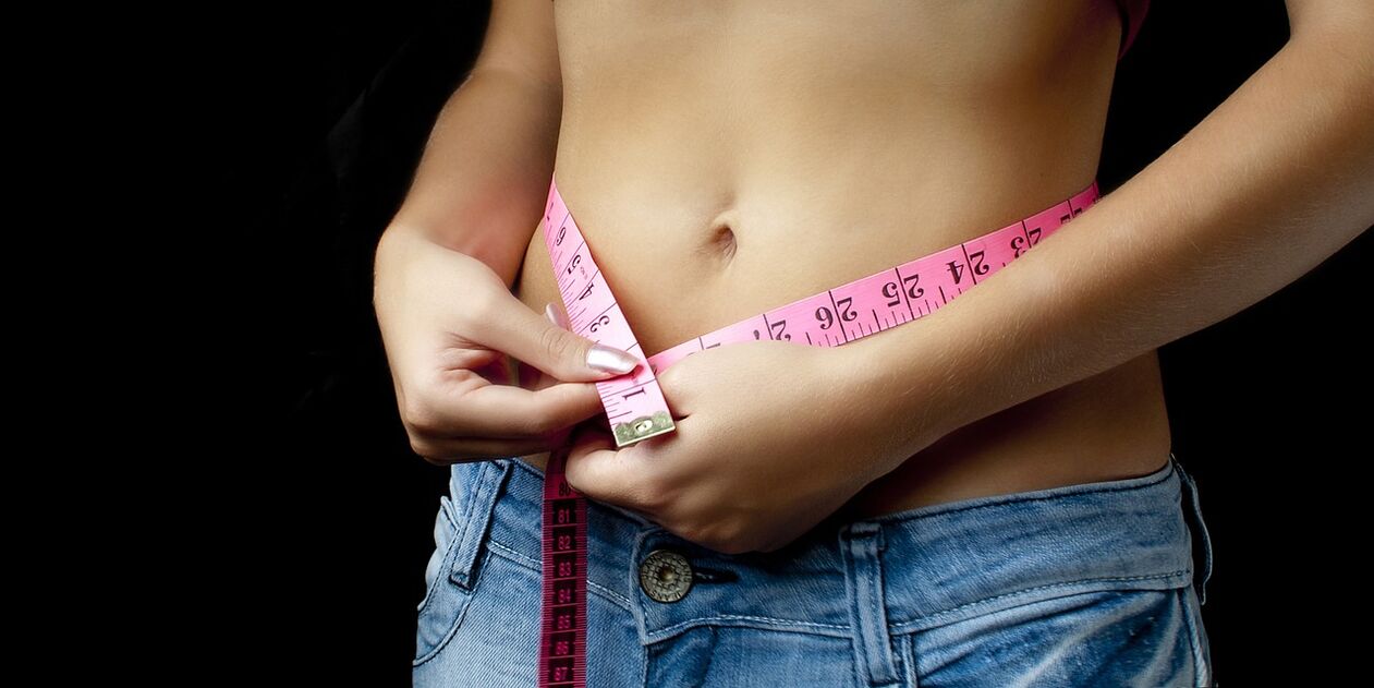 medición de la cintura durante la pérdida de peso durante un mes