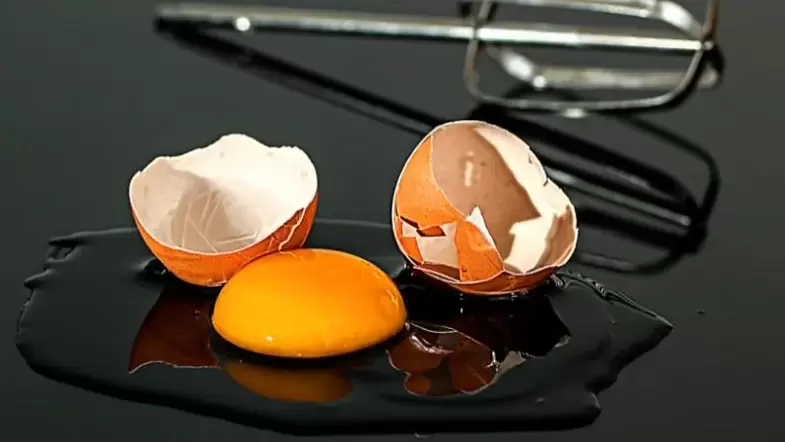 Beneficios y daños de los huevos crudos. 