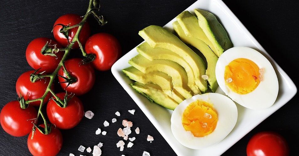 Huevo hervido, aguacate y tomates