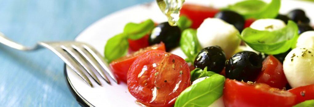 La ensalada de verduras forma parte de la dieta mediterránea.